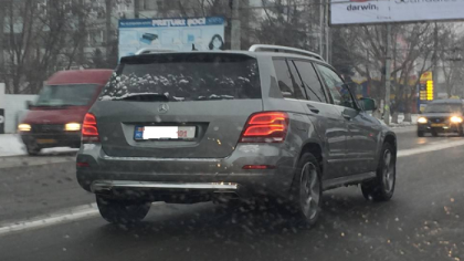 Probe cu un Mercedes. Ai mai vazut masini cu astfel de placute de inmatriculare in Moldova? Numarul inedit cu care se plimba un bolid pe strazile din capitala - FOTO