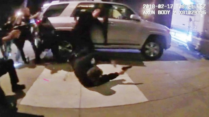 Momentul in care politisti din SUA trag 65 de gloante in 15 secunde asupra unui barbat - VIDEO Momentul in care politisti din SUA trag 65 de gloante in 15 secunde asupra unui barbat - VIDEO