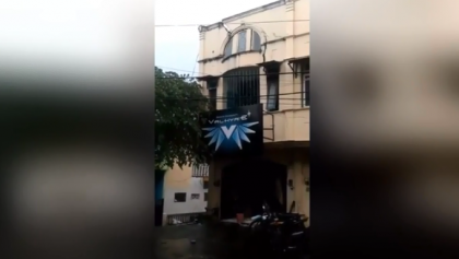 O ploaie torentiala, care a durat cateva zile in vestul Indonesiei a doborat peretii unei cladiri din orasul Malang O ploaie torentiala, care a durat cateva zile in vestul Indonesiei a doborat peretii unei cladiri din orasul Malang