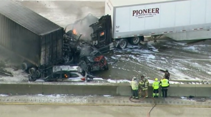 Carambol pe o autostrada din Chicago. O persoana a murit, iar 3 au fost ranite dupa ce in jur de 7 vehicule s-au ciocnit, apoi au luat foc