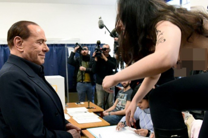 Protest topless la o sectie de vot din Milano. Femeia si-a scris pe bust: "Berlusconi, ai expirat" - VIDEO Protest topless la o sectie de vot din Milano. Femeia si-a scris pe bust: "Berlusconi, ai expirat" - VIDEO