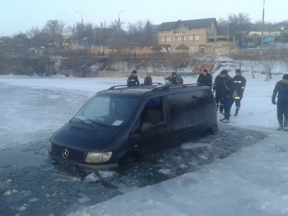 Asa ceva mai rar poti vedea. Un sofer din Molovata a ajuns cu masina sub gheata, dupa ce a vrut sa treaca lacul inghetat - GALERIE FOTO