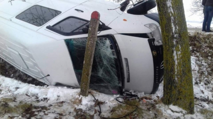 Accident pe soseaua Taraclia-Cahul. Un microbuz cu 6 persoane la bord a derapat si a ajuns intr-un sant de pe marginea drumului - FOTO