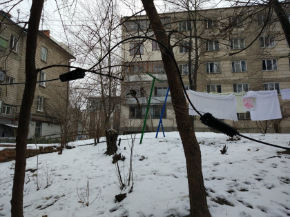 Speriati de un cablu. Locatarii unui bloc din capitala se plang ca nu pot trece prin curte din cauza unui fir care atarna acolo - FOTO