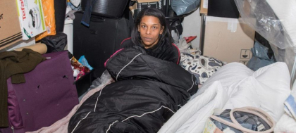 Mama unui star milionar traieste in container: "Fiului meu i s-au urcat banii la cap" - FOTO Mama unui star milionar traieste in container: "Fiului meu i s-au urcat banii la cap" - FOTO