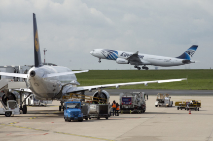 Panica la bordul unui avion EgyptAir. Un pasager agresiv a incercat sa intre in cabina pilotilor Panica la bordul unui avion EgyptAir. Un pasager agresiv a incercat sa intre in cabina pilotilor
