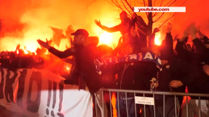 Au gasit un mod mai putin obisnuit sa-i ajute pe favoritii lor. Un grup de fani ai echipei Paris Saint-Germain au aprins fumigene si au aruncat petarde, in fata hotelului Au gasit un mod mai putin obisnuit sa-i ajute pe favoritii lor. Un grup de fani ai echipei Paris Saint-Germain au aprins fumigene si au aruncat petarde, in fata hotelului