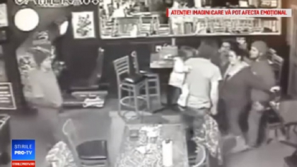 Un barbat cu un copil in brate, batut cu salbaticie intr-un bar din SUA - FOTO Un barbat cu un copil in brate, batut cu salbaticie intr-un bar din SUA - FOTO
