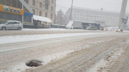 O gaura de canalizare de pe bulevardul Negruzzi din capitala sta descoperita de mai mut timp. Este un pericol nu doar pentru soferi, ci si pentru pietoni - FOTO