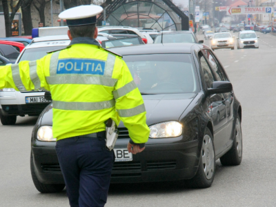Motivul pentru care politistii pun mana pe masinile pe care le opresc in trafic. Stiai asta? Motivul pentru care politistii pun mana pe masinile pe care le opresc in trafic. Stiai asta?