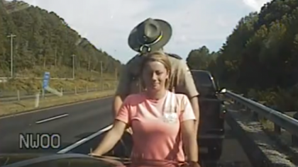 Clipul care a scandalizat America. Ce face acest politist dupa ce trage pe dreapta o soferita "dotata" - VIDEO