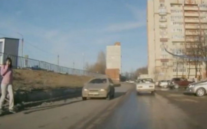 O femeie din Rusia, lovita de o masina, in timp ce traversa strada vorbind la telefon. VIDEO