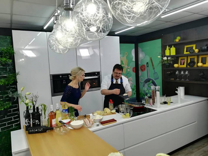 Silvia Petrov invata sa gateasca in stil slovac, alaturi de Ambasadorul UE la Chisinau. Iata cum s-au descurcat impreuna - VIDEO