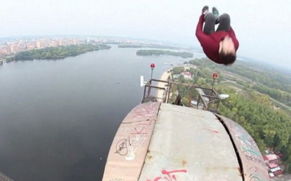 Aventura cu final neasteptat pentru un "Spiderman urban". Ce s-a intamplat dupa ce a facut o tumba pe un pod Aventura cu final neasteptat pentru un "Spiderman urban". Ce s-a intamplat dupa ce a facut o tumba pe un pod