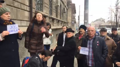 "Rusine! Jos mafia." Protest in fata CEC, chiar in momentul cand trebuie sa se stabileasca data alegerilor locale in Balti si Chisinau. Politia se afla acolo - GALERIE FOTO "Rusine! Jos mafia." Protest in fata CEC, chiar in momentul cand trebuie sa se stabileasca data alegerilor locale in Balti si Chisinau. Politia se afla acolo - GALERIE FOTO