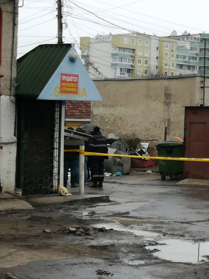 Descoperire macabra in capitala. Corpul neinsufletit al unei femei, gasit intr-o geanta aruncata intr-o urna de gunoi, in sectorul Buiucani. Politia se afla acolo