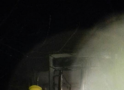 Un microbuz de ruta a luat foc la Causeni. Inauntru era doar soferul. Cum s-a intamplat - FOTO