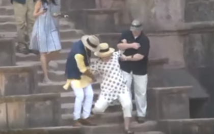 Hillary Clinton a alunecat de doua ori pe o scara de piatra, intr-o vizita in India - VIDEO