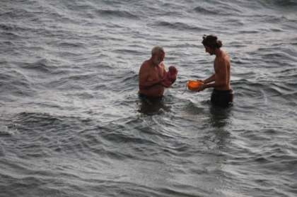 Momentul incredibil in care o femeie din Rusia, aflata in vacanta, naste in apele Marii Rosii - FOTO