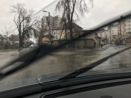 A plouat toata noaptea, iar unele strazi s-au umplut cu apa. Cum arata Chisinaul pe timp de ploaie - VIDEO
