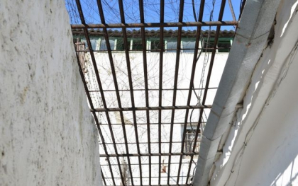 Un detinut va sta patru ani la inchisoare, pentru ca a fracturat degetul unui procuror din Glodeni, incercand sa fuga din mainile politistilor Un detinut va sta patru ani la inchisoare, pentru ca a fracturat degetul unui procuror din Glodeni, incercand sa fuga din mainile politistilor