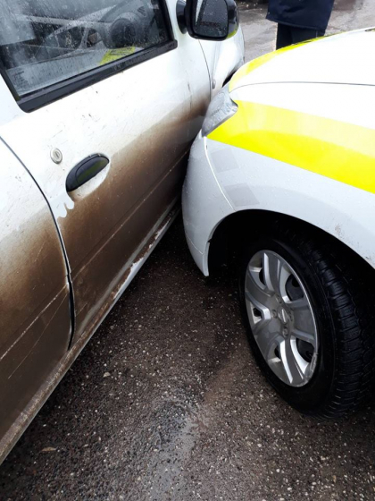 O masina de politie, cat pe ce sa fie implicata intr-un accident pe o strada din Balti. Politia: avea girofarurile aprinse, iar o Dacie nu i-a cedat trecerea - GALERIE FOTO
