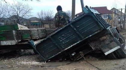 S-a impotmolit in noroi si era cat pe ce sa se rastoarne. Un camion incarcat cu pietris a ramas blocat pe o strada din Milestii Mici - GALERIE FOTO S-a impotmolit in noroi si era cat pe ce sa se rastoarne. Un camion incarcat cu pietris a ramas blocat pe o strada din Milestii Mici - GALERIE FOTO