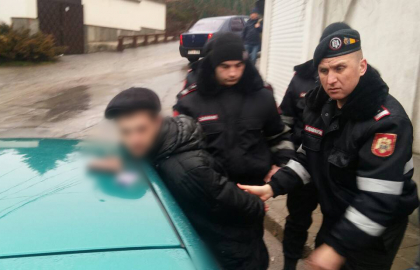 S-au imbatat crita, au urcat intr-un automobil - unul la volan, altul alaturi si au provocat un accident. Totul a fost filmat de doi carabinieri care se aflau prin apropiere: i-au injurat pe oamenii legi si au incercat sa fuga. Cum s-a terminat - VIDEO