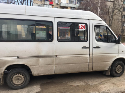 Un microbuz de pe ruta 124 a fost cuprins de fum pe o strada din sectorul Buiucani al capitalei. Pasagerii au fost evecuati. Ce spun pompierii - FOTO