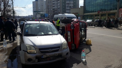 O masina s-a rasturnat in sectorul Rascani al capitalei, dupa ce s-a ciocnit violent cu un alt automobil. Doua persoane, transportate la spital - GALERIE FOTO