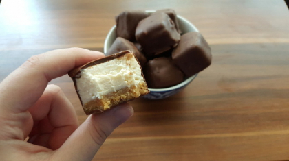 Batoane de cheesecake, fara coacere! O reteta simpla si rapida Batoane de cheesecake, fara coacere! O reteta simpla si rapida