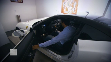 Ultima fita. Milionarul care sta in apartament cu un Maserati, un Ferrari si un Porsche Ultima fita. Milionarul care sta in apartament cu un Maserati, un Ferrari si un Porsche