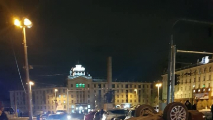 Accident pe o strada din centrul capitalei. Un tanar a pierdut controlul volanului si a intrat cu masina in alte doua vehicule parcate pe marginea drumului. In urma impactului automobilul s-a rasturnat - FOTO