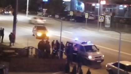 Un sofer a dat cu Porsche-ul peste doi adolescenti, pe o trecere de pietoni de la Buiucani: ambii au fost transportati de urgenta la spital. Ce spune politia - FOTO Un sofer a dat cu Porsche-ul peste doi adolescenti, pe o trecere de pietoni de la Buiucani: ambii au fost transportati de urgenta la spital. Ce spune politia - FOTO