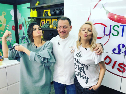 Katy Rain, invitata Silviei Petrov la emisiunea "Gusturile se discuta". Vezi cum s-a descurcat la preparat Sushi - VIDEO Katy Rain, invitata Silviei Petrov la emisiunea "Gusturile se discuta". Vezi cum s-a descurcat la preparat Sushi - VIDEO
