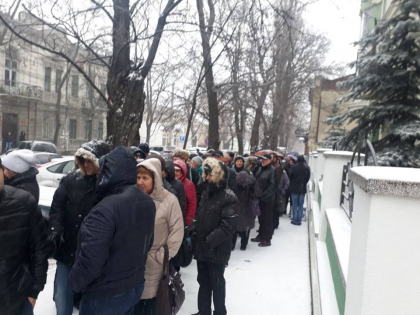 Rusii din Moldova au luat cu asalt sectia de votare deschisa la Chisinau: stau la cozi uriase. Cati oameni au votat pana la aceasta ora - GALERIE FOTO