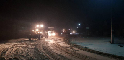 Zapada a provocat probleme uriase soferilor. 15 camioane au ramas blocate in nameti in apropiere de o localitate din Soroca, iar in unul din ele, se afla o mama cu trei copii care a fost transportata acasa - FOTO Zapada a provocat probleme uriase soferilor. 15 camioane au ramas blocate in nameti in apropiere de o localitate din Soroca, iar in unul din ele, se afla o mama cu trei copii care a fost transportata acasa - FOTO