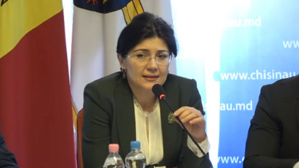 Nemultumita de starea drumurilor din capitala, Silvia Radu le-a spus subalternilor ca-i va trimite la stagiere: "Bazine pe strazile din Chisinau. Daca nu o sa stiti cum sa faceti trotuare, o sa va trimit la scoala, la Cricova"