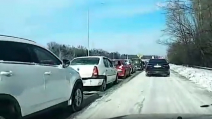 De dimineata a fost trafic infernal in zona aeroportului: se circula bara la bara, iar mai multe vehicule stationau pe marginea carosabilului - VIDEO De dimineata a fost trafic infernal in zona aeroportului: se circula bara la bara, iar mai multe vehicule stationau pe marginea carosabilului - VIDEO
