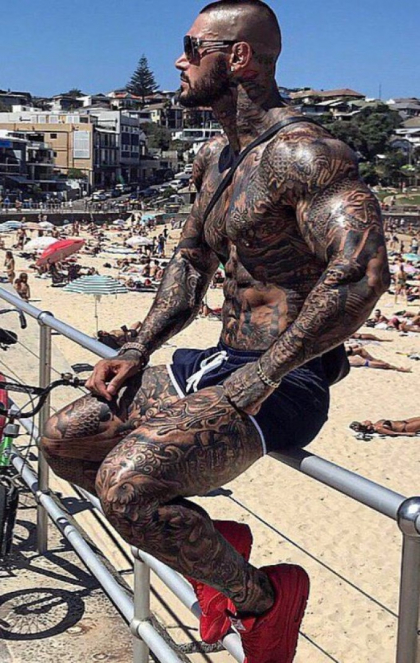 "Soldatul musulman", popular pe Instagram dupa ce si-a tatuat Ã®ntregul corp