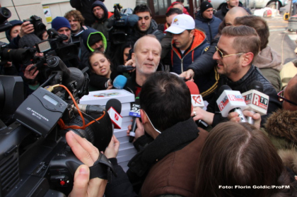 Moment inedit cu Andrei Gheorghe: in 2015, jurnalistul le-a adus pizza procurorilor DNA - VIDEO/GALERIE FOTO Moment inedit cu Andrei Gheorghe: in 2015, jurnalistul le-a adus pizza procurorilor DNA - VIDEO/GALERIE FOTO
