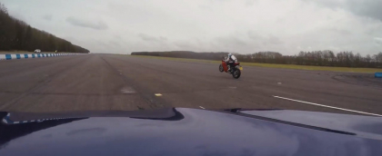E cea mai puternica masina de la BMW, dar n-a avut nicio sansa. Noua motocicleta de la Ducatti a castigat cursa fara emotii - VIDEO E cea mai puternica masina de la BMW, dar n-a avut nicio sansa. Noua motocicleta de la Ducatti a castigat cursa fara emotii - VIDEO