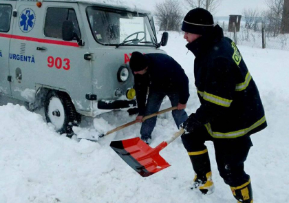 Ninsoarea le da batai de cap soferilor. 11 vehicule, printre care un autobuz scolar, dar si trei ambulante, scoase noaptea trecuta din nameti. Operatiunea salvatorilor - FOTO Ninsoarea le da batai de cap soferilor. 11 vehicule, printre care un autobuz scolar, dar si trei ambulante, scoase noaptea trecuta din nameti. Operatiunea salvatorilor - FOTO