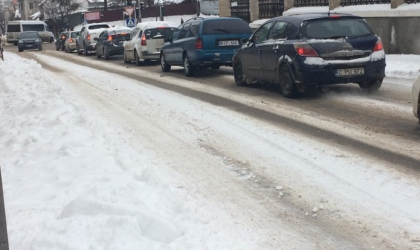 Zapada da peste cap traficul din capitala. Pe mai multe strazi s-au format ambuteiaje, iar soferii cu greu fac fata stratului de zapada de pe carosabil - FOTO