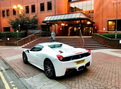 Un Ferrari de 200.000 de lire sterline, distrus in fata proprietarului in urma unor neintelegeri - VIDEO Un Ferrari de 200.000 de lire sterline, distrus in fata proprietarului in urma unor neintelegeri - VIDEO
