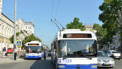 Un troleibuz plin cu avocati o sa circule pe strazile din capitala. Juristii vor acorda consultatii juridice gratuite in cadrul proiectului: "Farmacia Juridica in Moldova". Cand si unde Un troleibuz plin cu avocati o sa circule pe strazile din capitala. Juristii vor acorda consultatii juridice gratuite in cadrul proiectului: "Farmacia Juridica in Moldova". Cand si unde