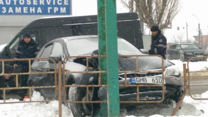 O soferita a intrat cu masina intr-un panou publicitar, in apropiere de Gara de Sud: a distrus un gard de protectie - GALERIE FOTO
