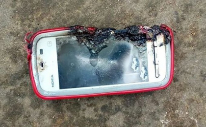O tanara din India, ucisa de explozia propriului telefon. Victima purta o conversatie cu o ruda - FOTO O tanara din India, ucisa de explozia propriului telefon. Victima purta o conversatie cu o ruda - FOTO