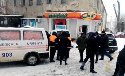 Versiunea martorilor. Cativa oameni care se aflau pe langa magazinul in care s-a produs explozia spun ca au vazut cum un barbat cu un rucsac negru in spate a intrat in incapere, iar imediat dupa asta s-a auzit un zgomot puternic Versiunea martorilor. Cativa oameni care se aflau pe langa magazinul in care s-a produs explozia spun ca au vazut cum un barbat cu un rucsac negru in spate a intrat in incapere, iar imediat dupa asta s-a auzit un zgomot puternic