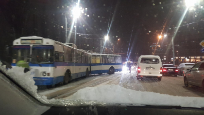 Zapada da peste cap traficul din capitala. Strada pe care s-au format ambuteiaje, iar soferii cu greu fac fata stratului de zapada de pe carosabil - FOTO/VIDEO